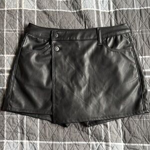 Celebrity Pink Sz S Black Faux Leather Mini Skort